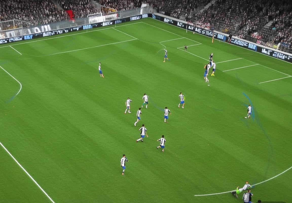 巴塞罗那VS尤文图斯：足球战术对决与阵型演变解析